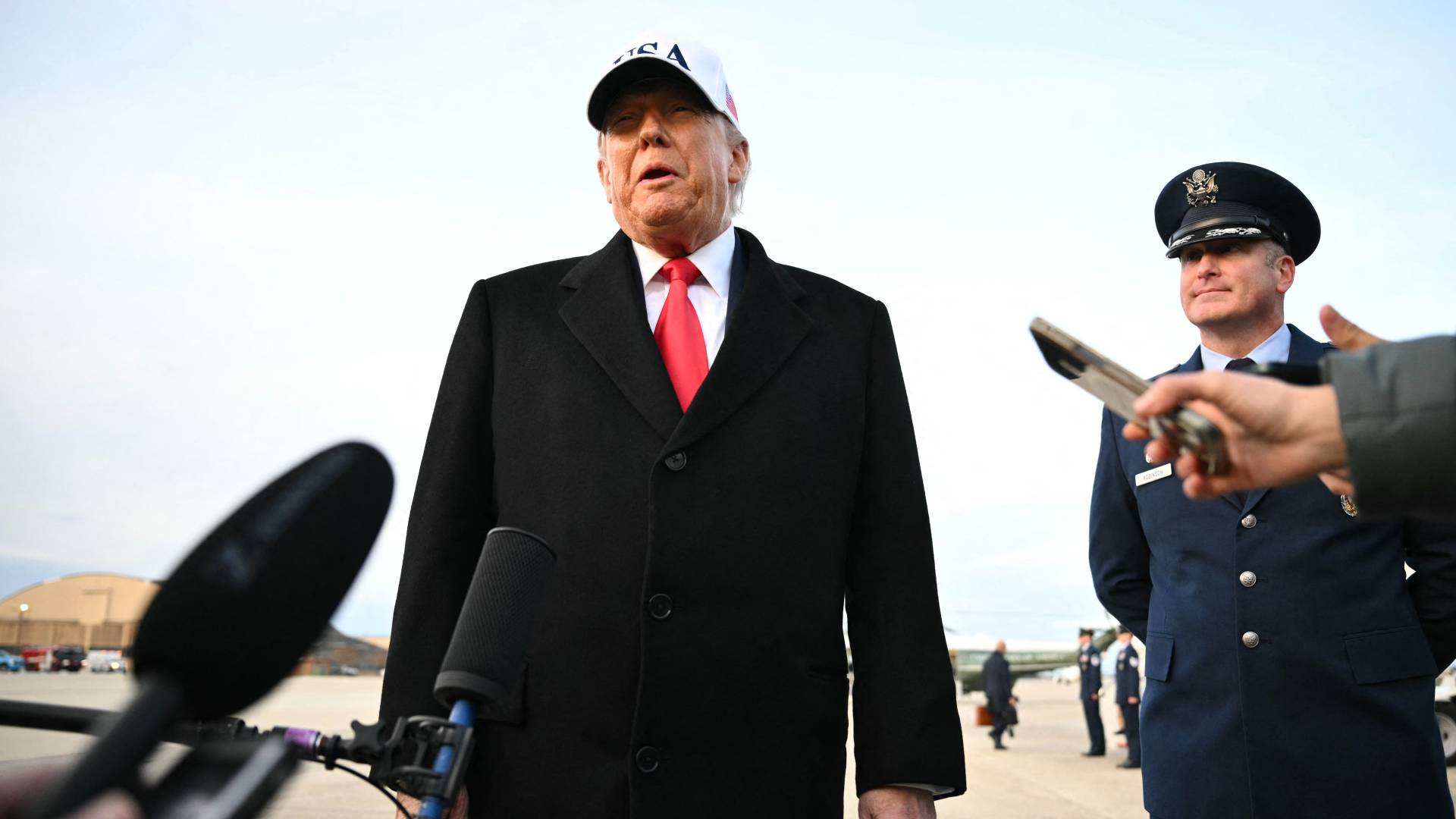 عقب عودة ترمب من قاعدة "أندروز العسكرية".. واشنطن تجدد دعوتها لمواطنيها للخروج من إيران فورا.. فيديو