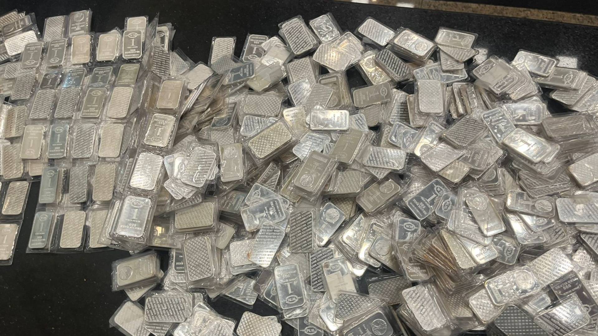 "جنون الفضة".. المعدن الأبيض يكتسح الأسواق ويقف على بعد "نصف سنت" من حاجز الـ 90 دولارا