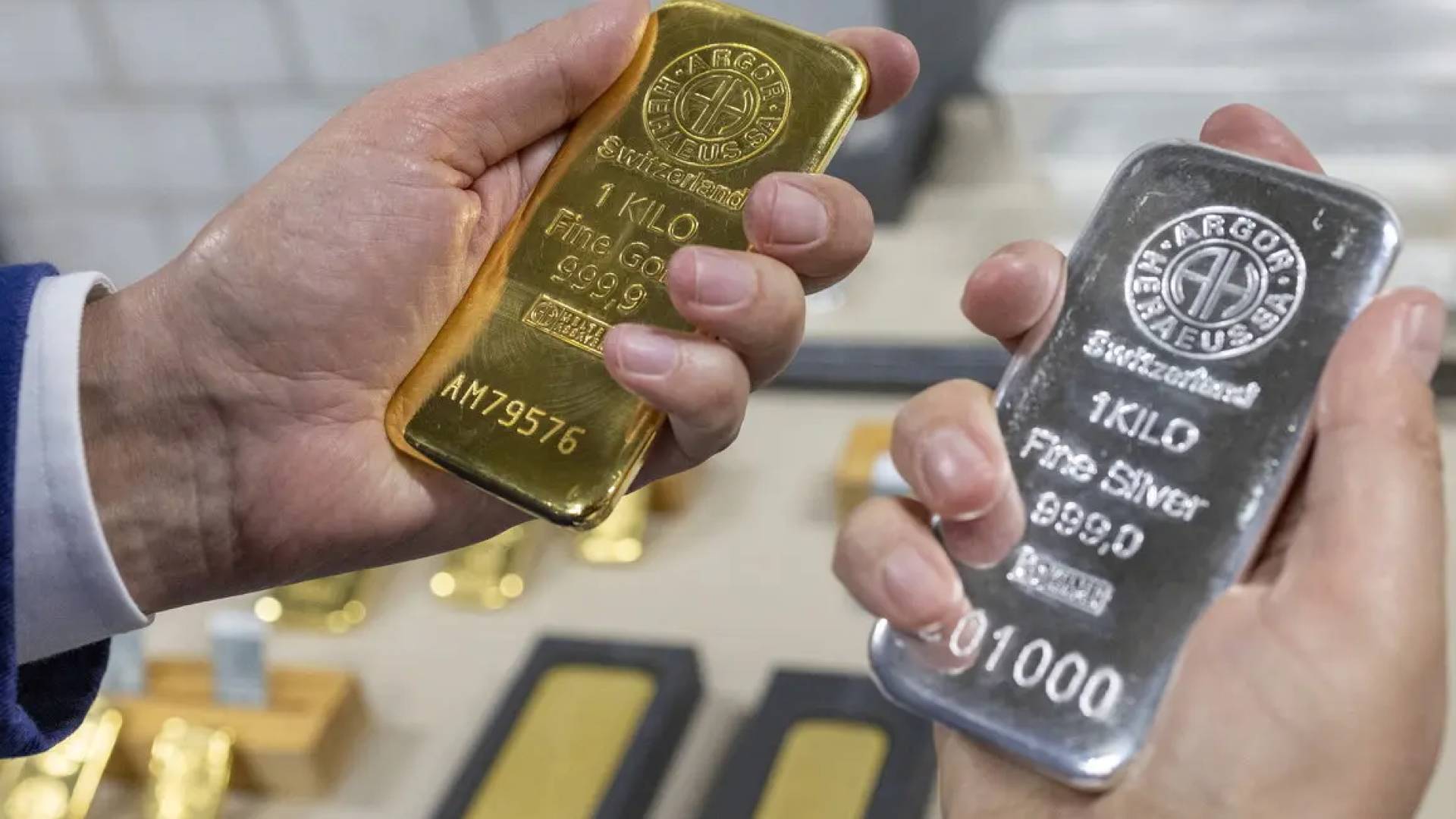 "الذهب" يلامس القمة و"الفضة" تصنع التاريخ فوق الـ 90 دولارا.. وبيانات التضخم تحرك الأسواق 