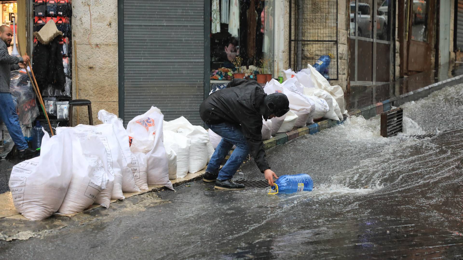 الأردن تحت تأثير بقايا المنخفض.. زخات مطرية متفرقة حتى عصر الأربعاء 