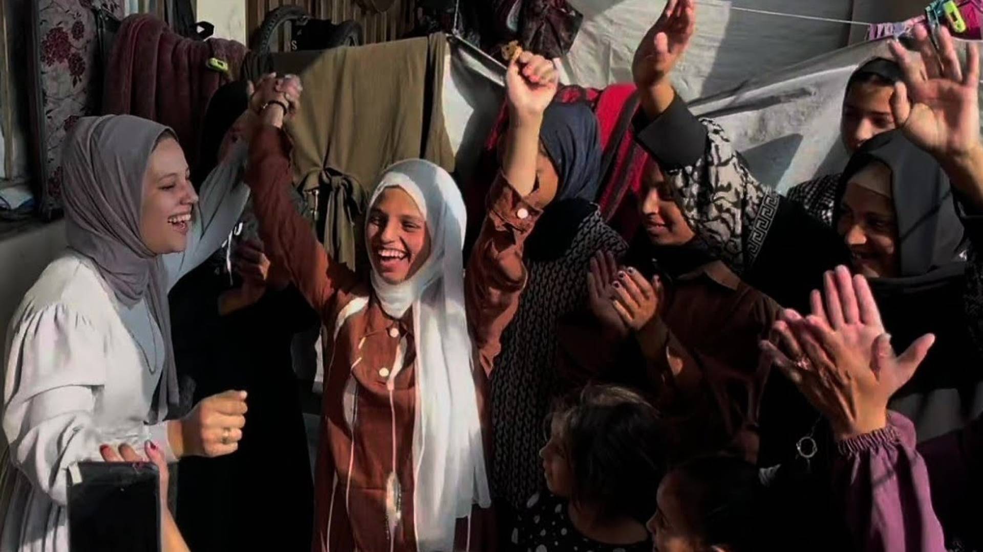 غَزَّةُ تَنْتَصِرُ لِلْحَيَاةِ.. فَرَحٌ عَارِمٌ بِإِعْلَانِ نَتَائِجِ "التَّوْجِيهِي" الدورة الثانية لطلبة عامي 2024 و 2025 