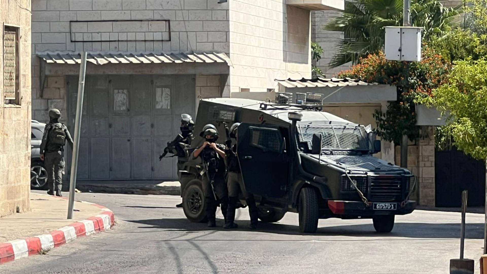 الاحتلال يجبر 3 فلسطينيين على خلع ملابسهم في البرد القارس قبل اعتقالهم - فيديو