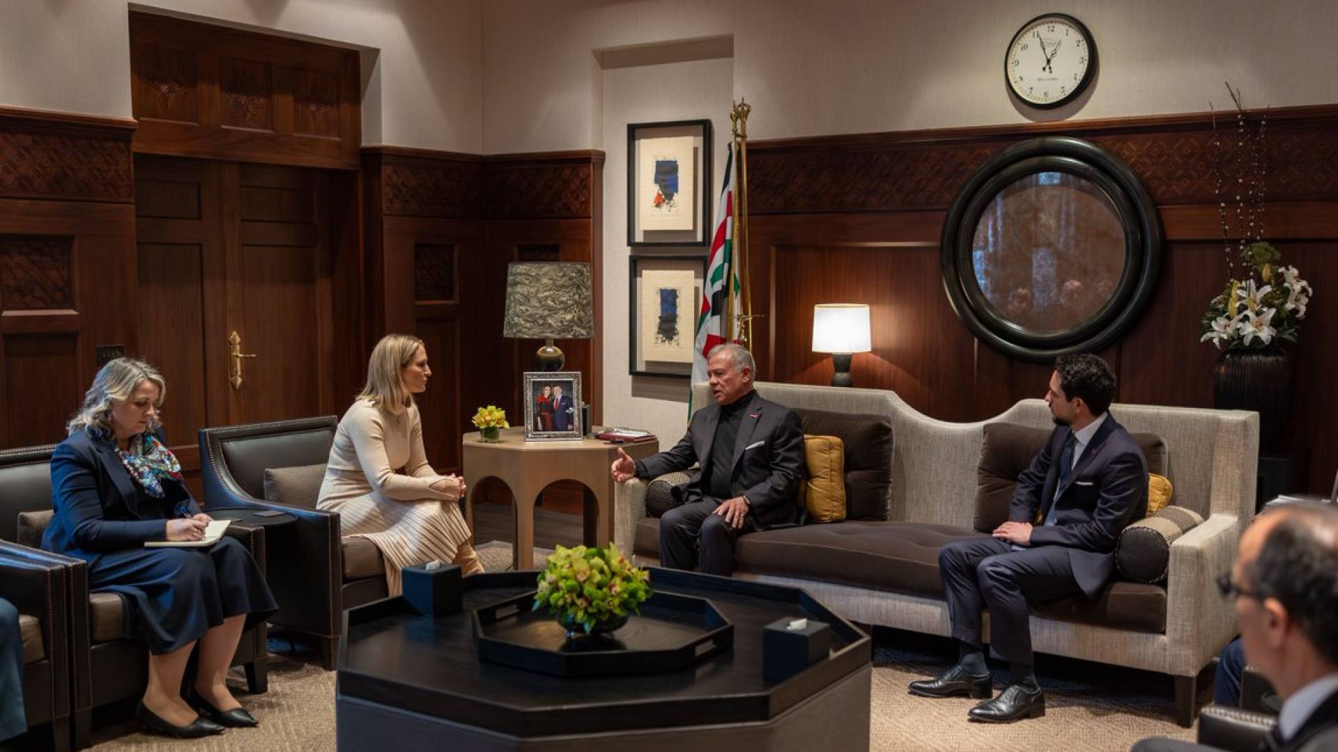 جلالة الملك يلتقي وزيرة الخارجية والتجارة والدفاع الإيرلندية بحضور سمو ولي العهد