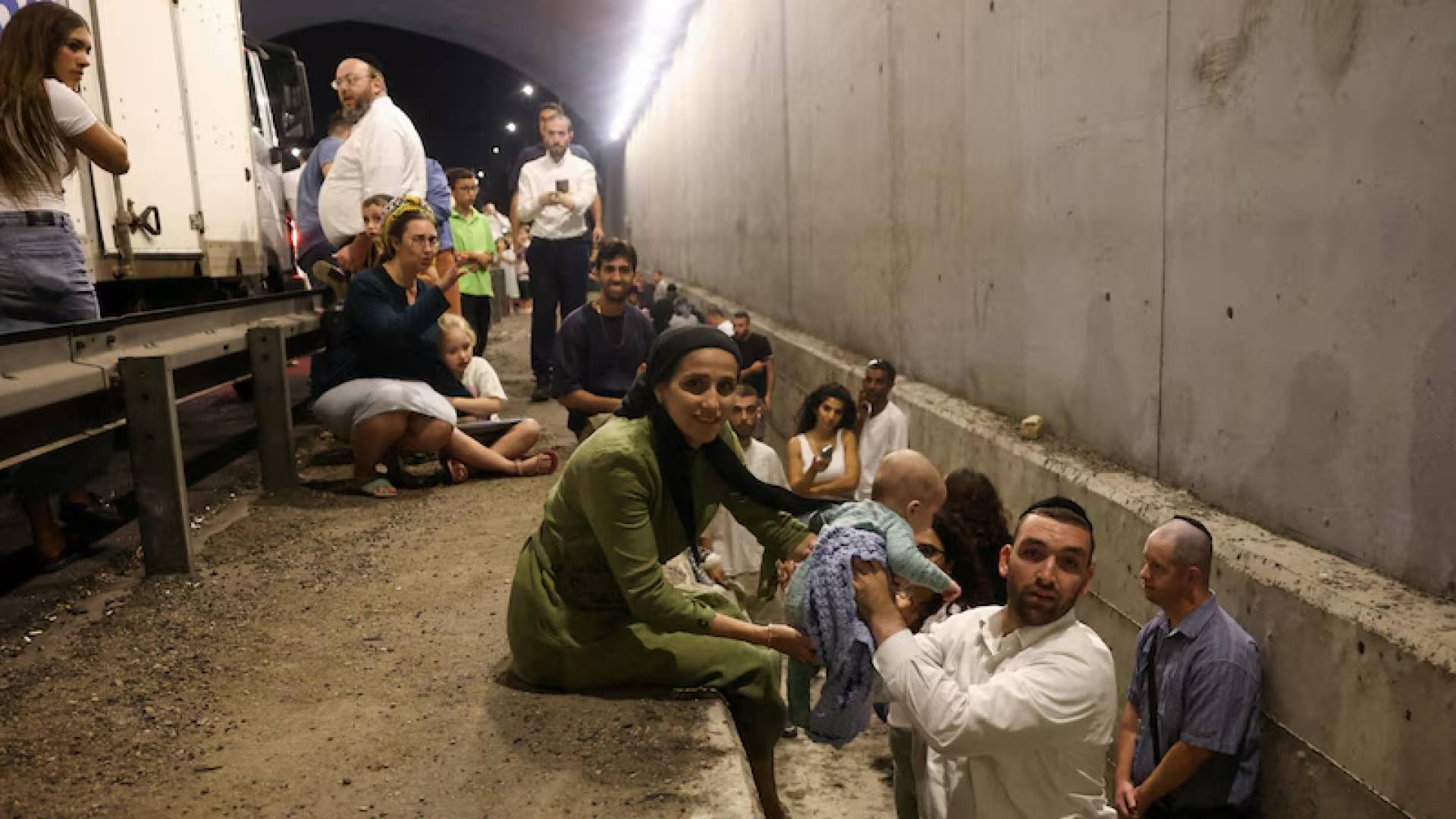 إعلام عبري: حكومة تل أبيب تسابق الزمن وتفتح الملاجئ تحسبا لضرب إيران