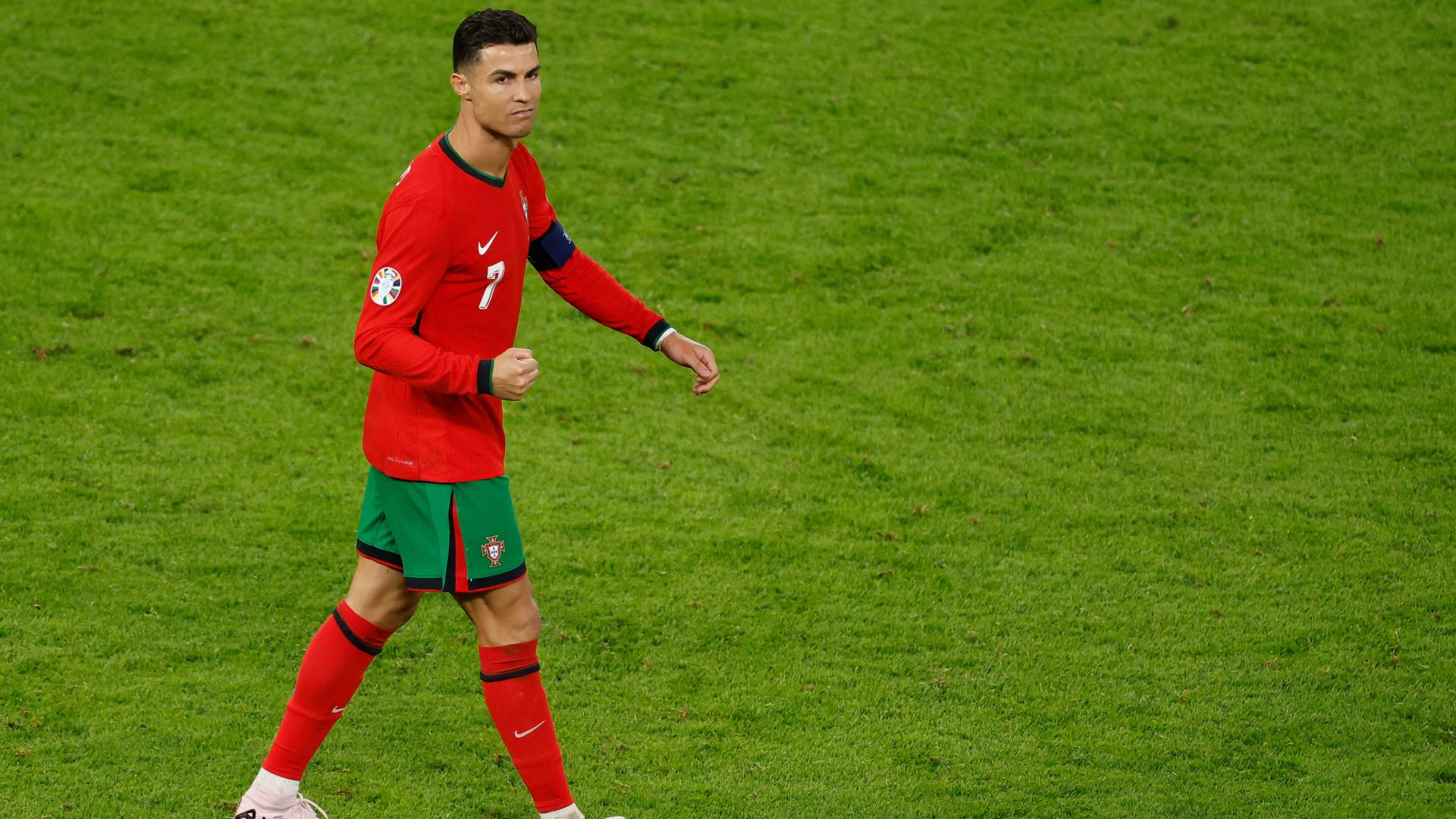 كريستيانو رونالدو يقترب من رقم تاريخي فريد في كرة القدم