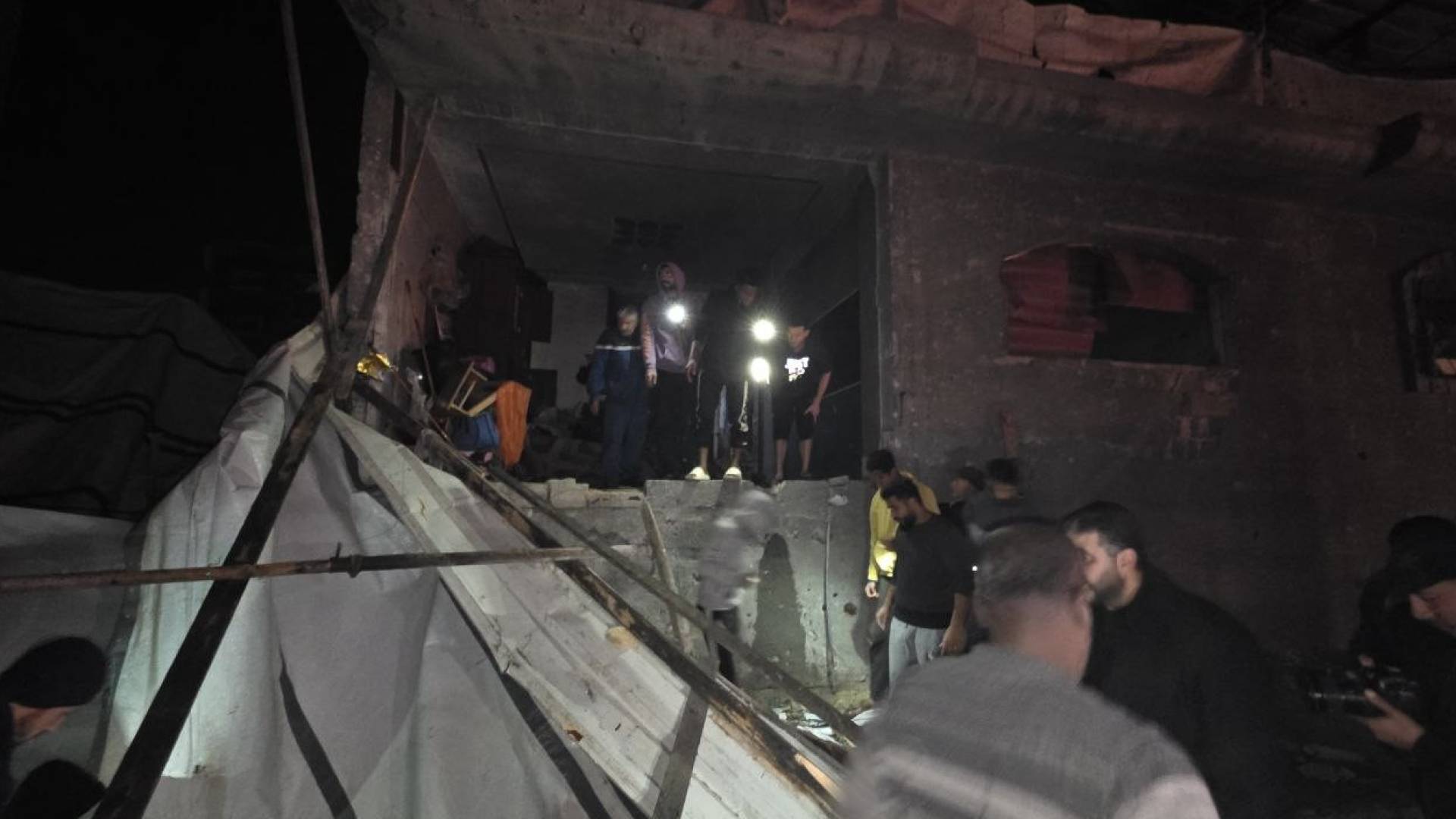 الاحتلال يصعد عدوانه.. غارات جوية تضرب وسط وغرب غزة و ارتفاع حصيلة الشهداء إلى 10 أشخاص