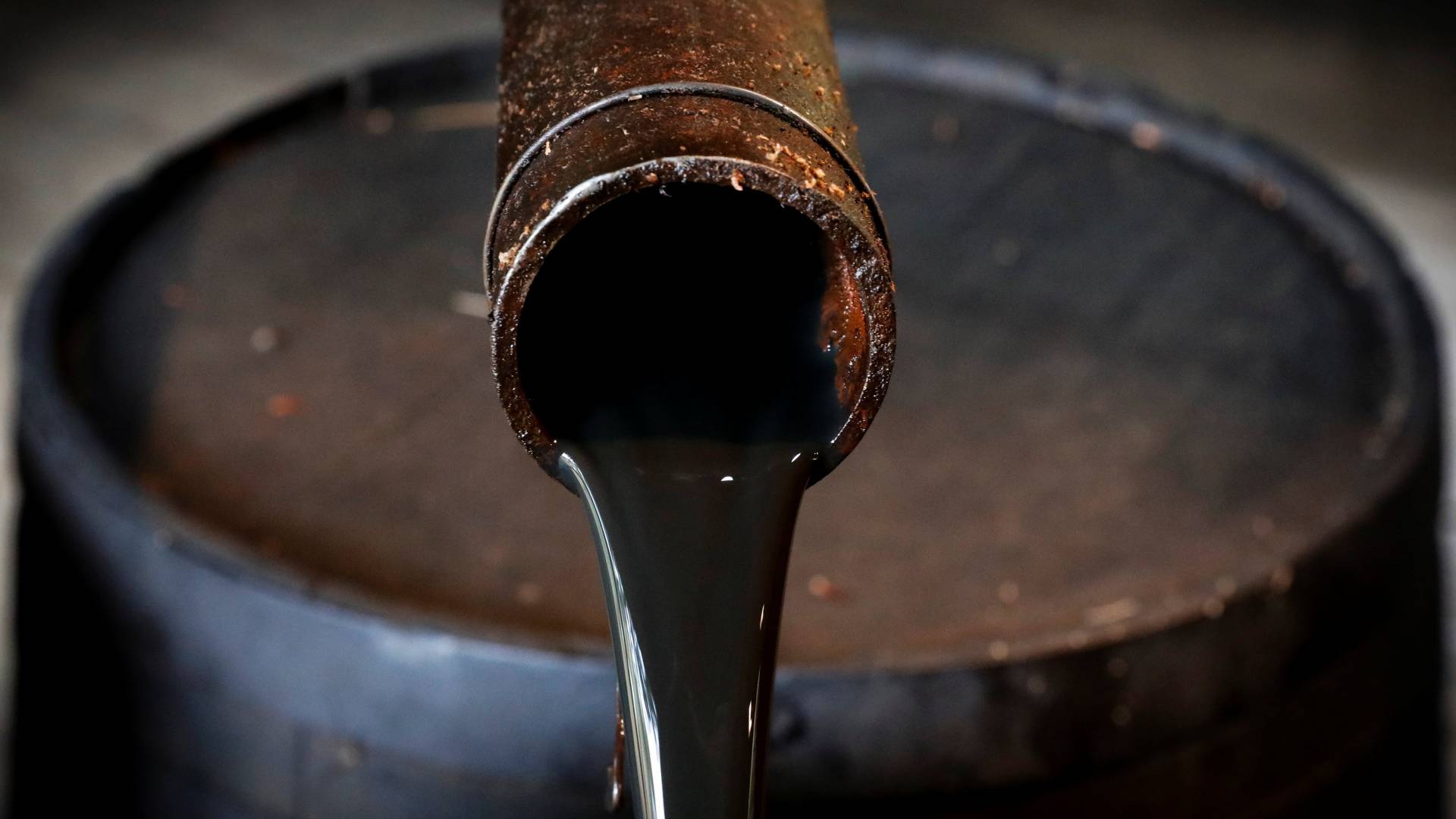 النفط يتراجع طفيفا إلى 63.62 دولارا وسط استقرار حذر للأسواق