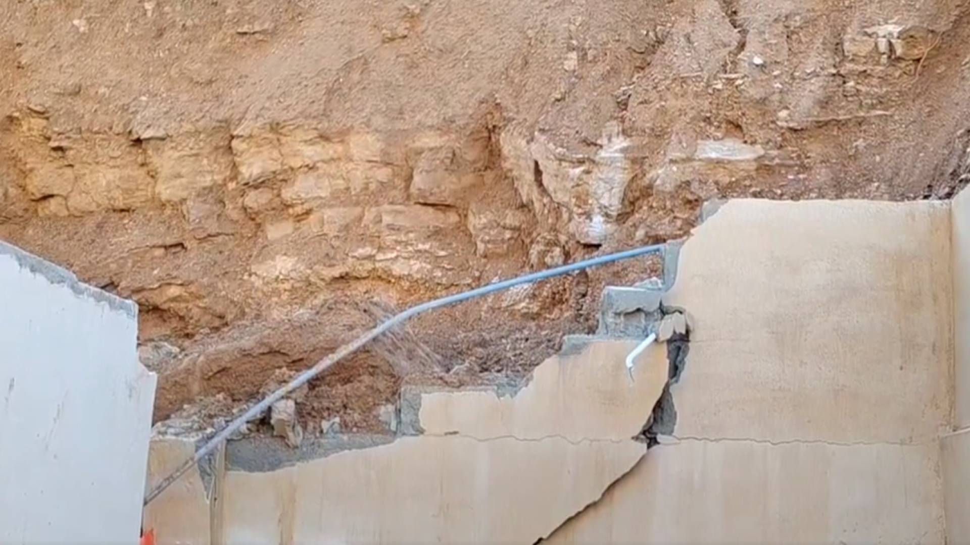 تصدعات وانهيارات صخرية تهدد منازل في الكرك.. والأهالي يناشدون: "نريد أفعال لا أقوال"