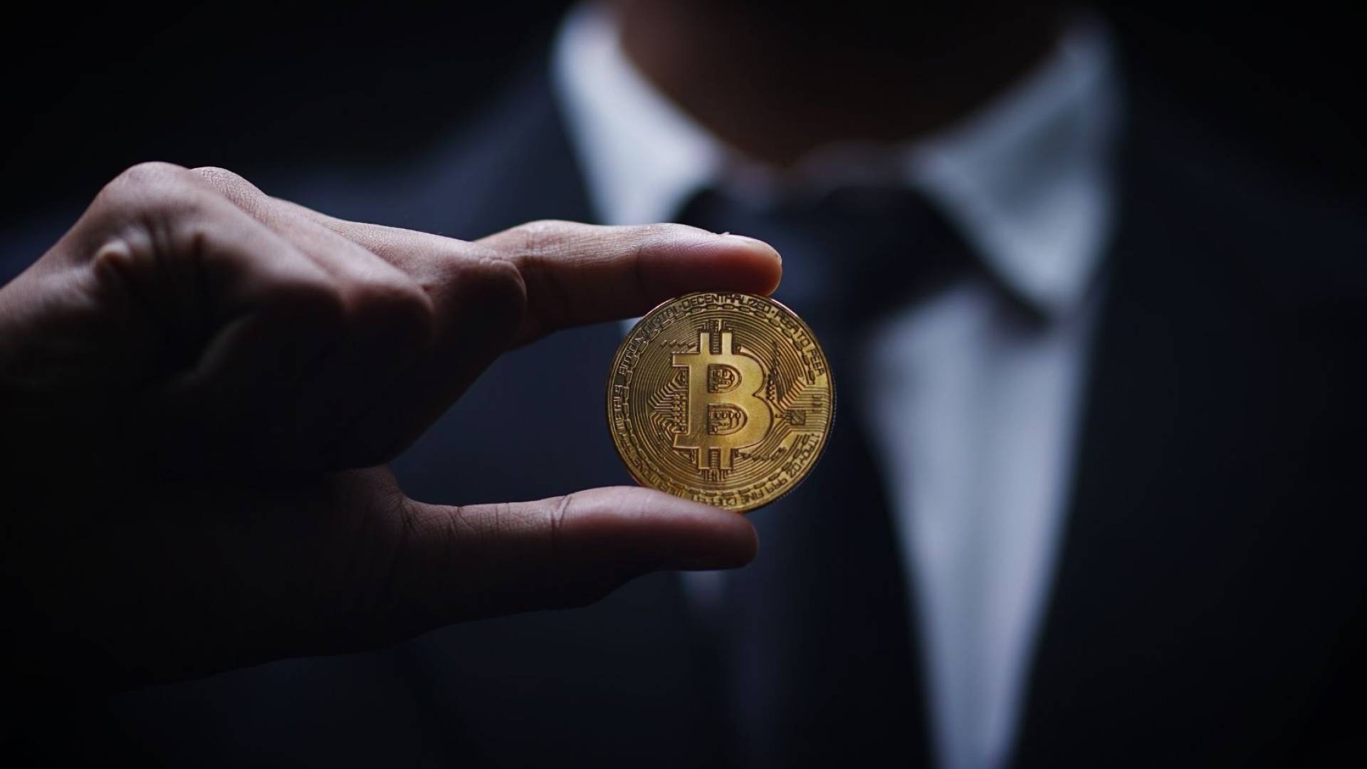 اشارة تاريخية نادرة.. تقييم "بيتكوين" مقابل الذهب يهبط لأدنى مستوياته وسط توقعات بموجة صعود قياسية