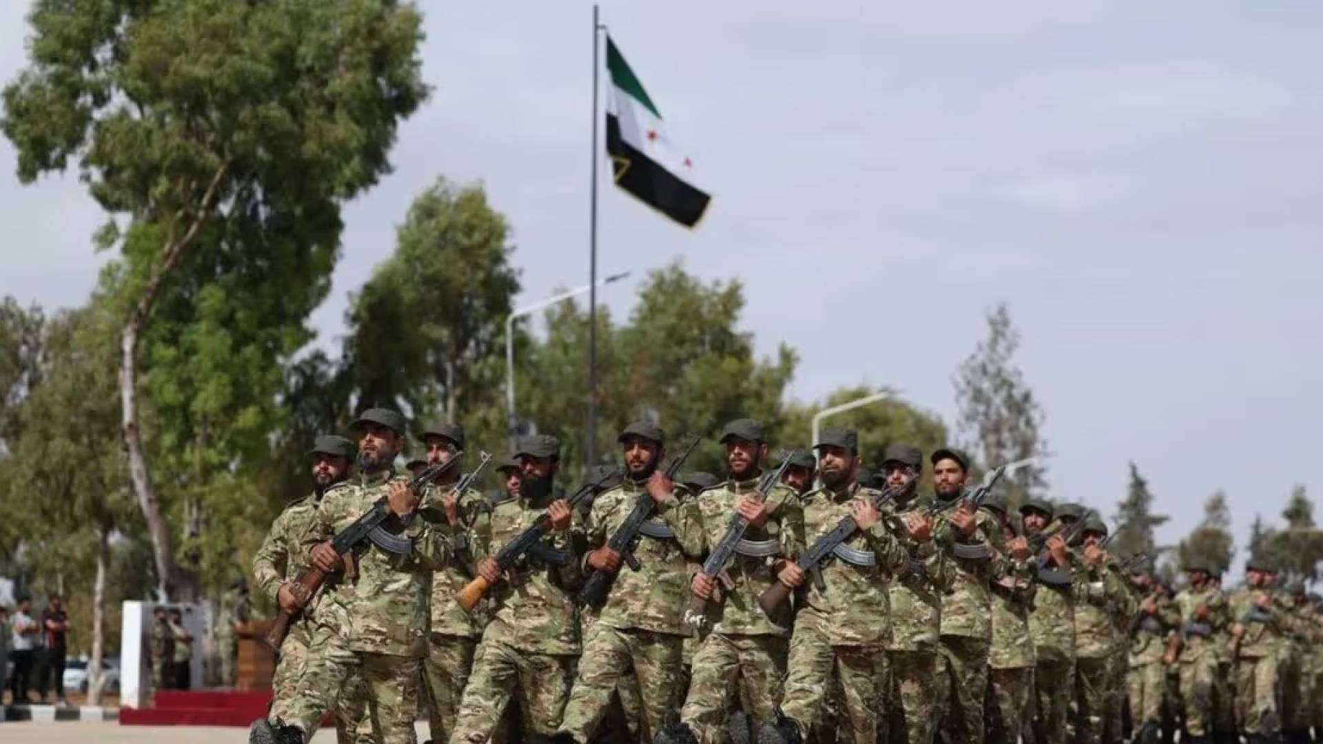 تأهب عسـكري في الشمال.. الجيش السوري يستعد لملء "فراغ قسد" في ريف حلب