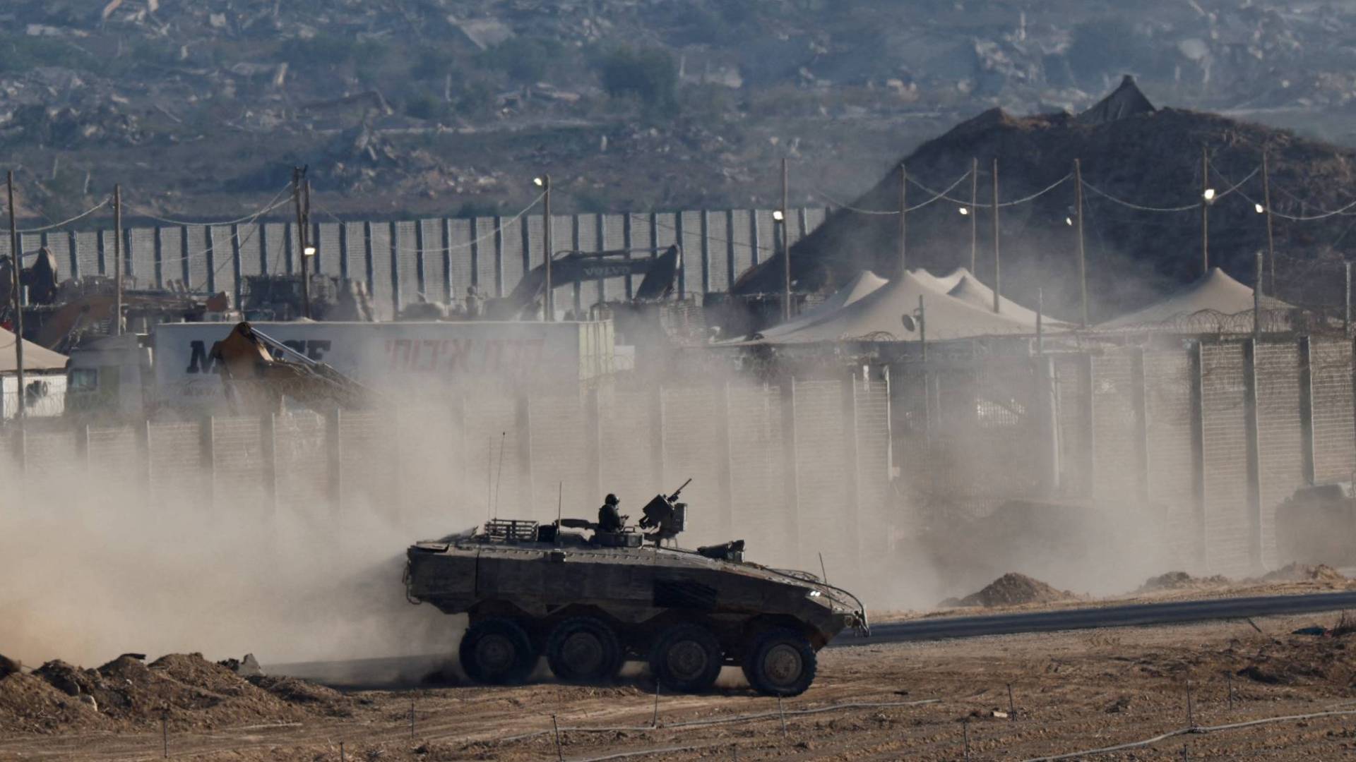 الاحتلال يشن غارات على مناطق انتشاره شرقي غزة وسط القطاع 