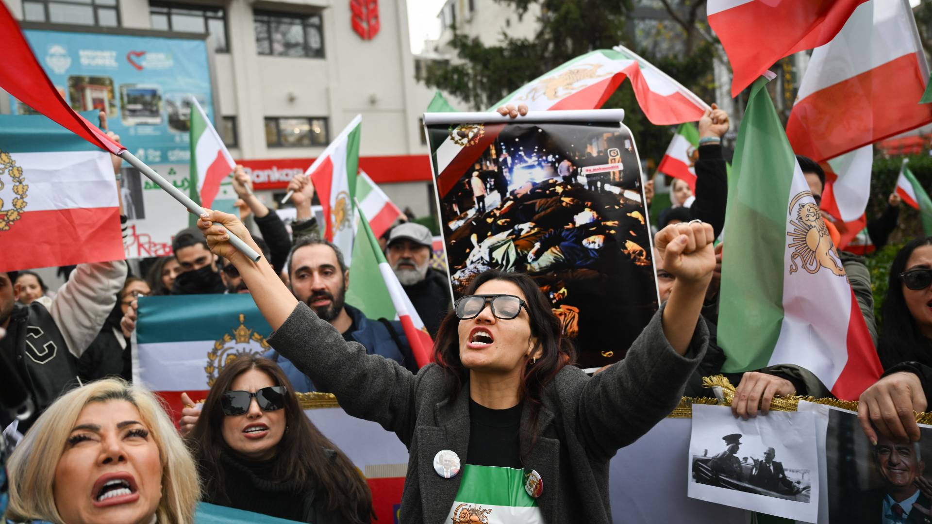 شرطة لندن توقف متظاهرا اقتحم سطح السفارة الإيرانية