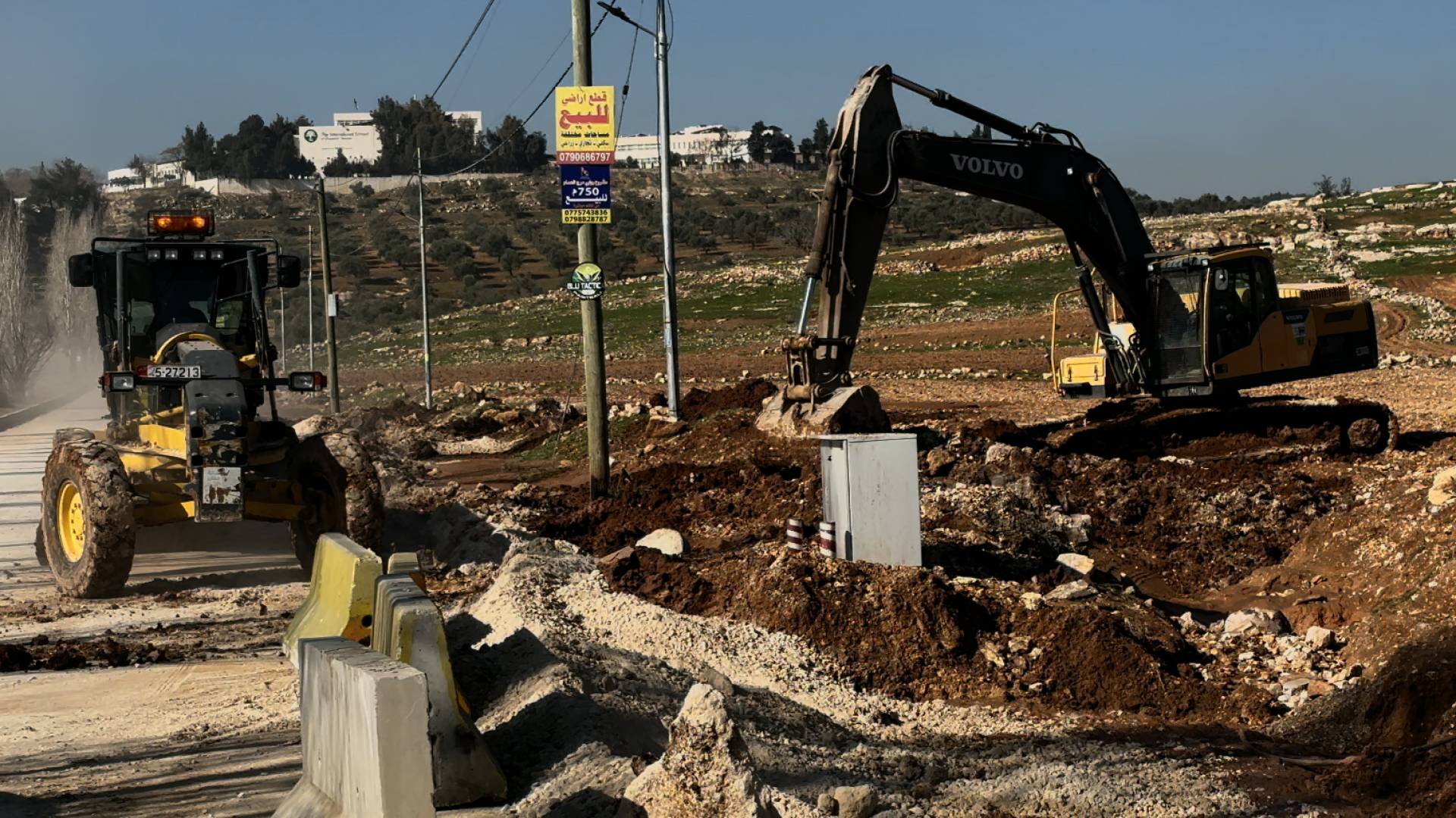 بعد نشر "رؤيا".. أمانة عمان تواصل إزالة "مخلفات المنخفض" على طريق المطار -فيديو