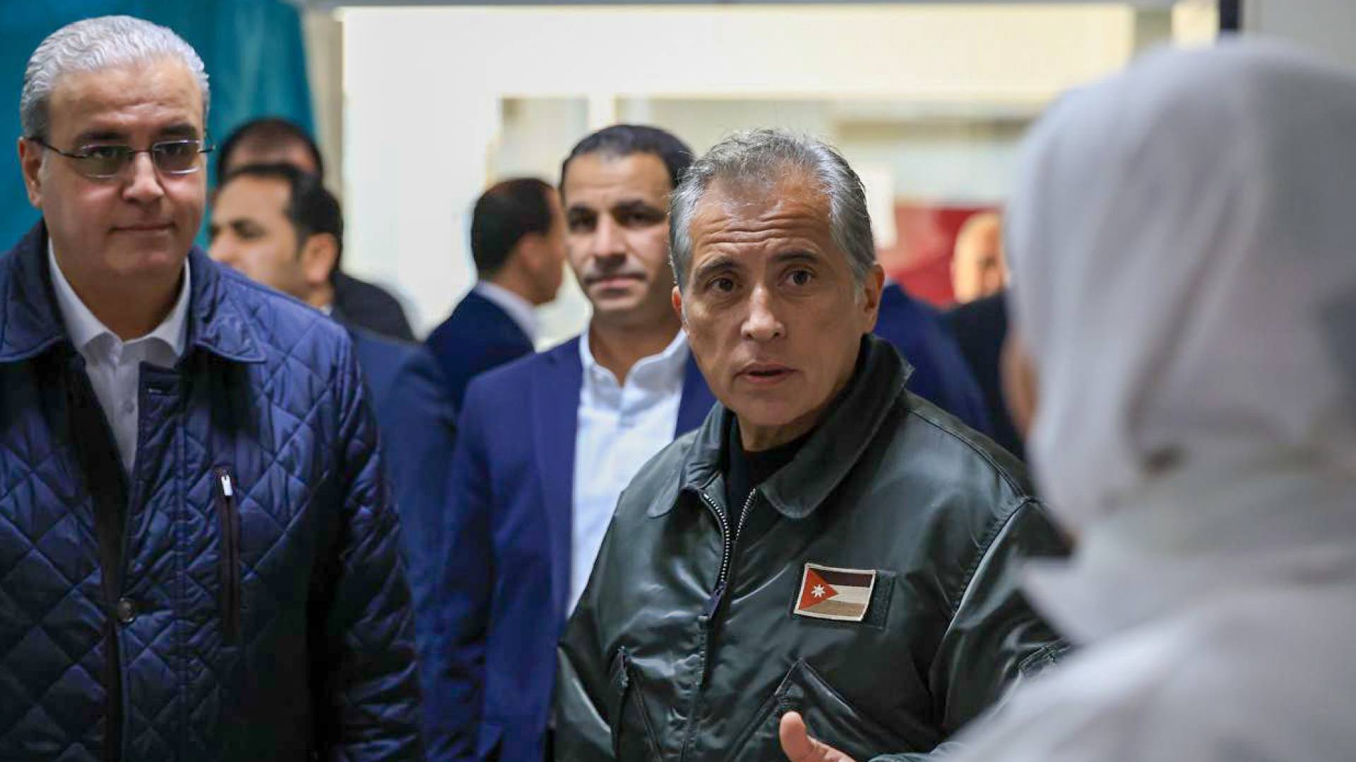 خِلَالَ جَوْلَةٍ مَيْدَانِيَّةٍ.. رَئِيسُ الْوُزَرَاءِ يَتَفَقَّدُ "صِحِّيَّ الْمَفْرَق" وَيُدَشِّنُ مَشْرُوعَ الْحَدِيقَةِ الْجَدِيدَةِ 