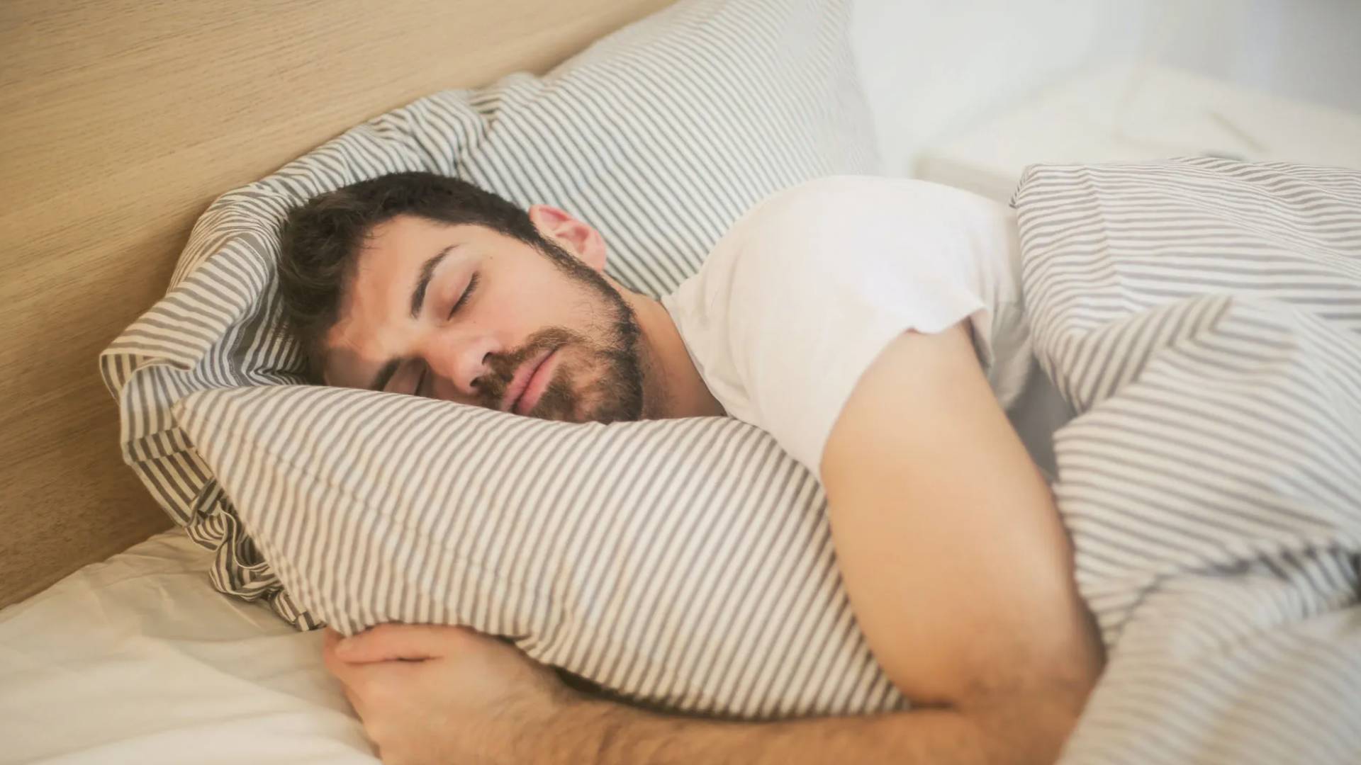 ثلث العمر بين الأحلام واليقظة: دليل النوم الصحي للرجل عبر مراحل الزمن