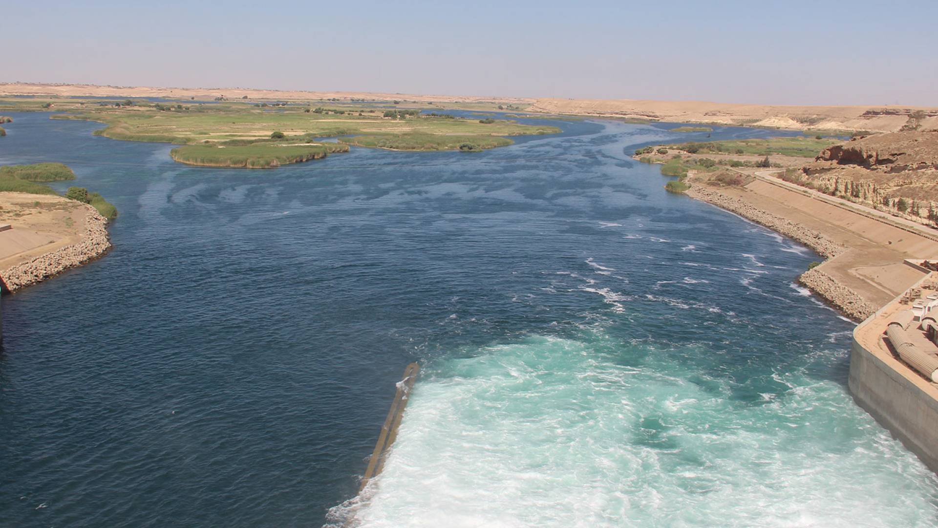 سانا: الجيش السوري يحكم سيطرته على سد الفرات ومدينة الطبقة ويقترب من الرقة 