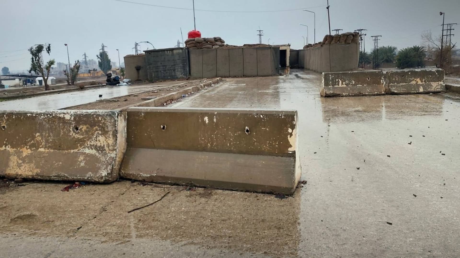 صور من دير الزور توثق الانسحاب.. ودمشق تتوعد "قسد" بالمحاسبة على "مجازر الطبقة" 