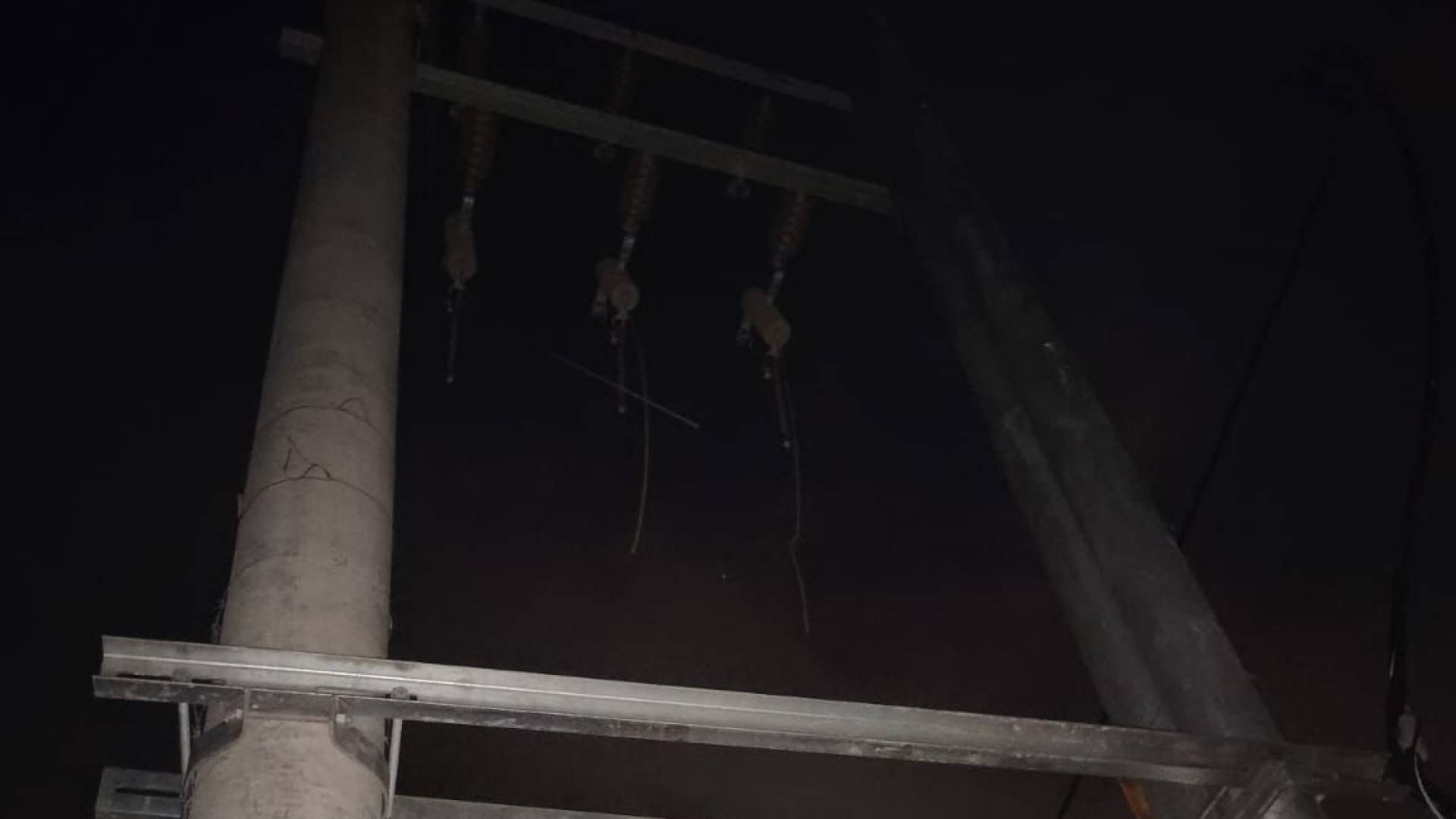 شكاوى مواطنين تكشف سرقة محوّلات إنارة على طريق حيوي في محافظة عجلون 