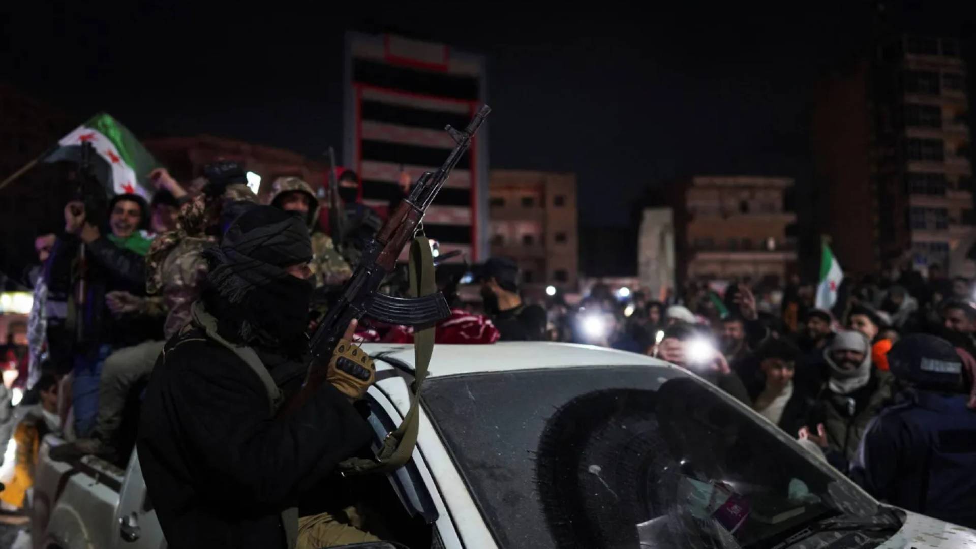 الجيش السوري يبدأ انتشارًا واسعًا في الجزيرة السورية تنفيذًا لاتفاق الدولة و"قسد" 