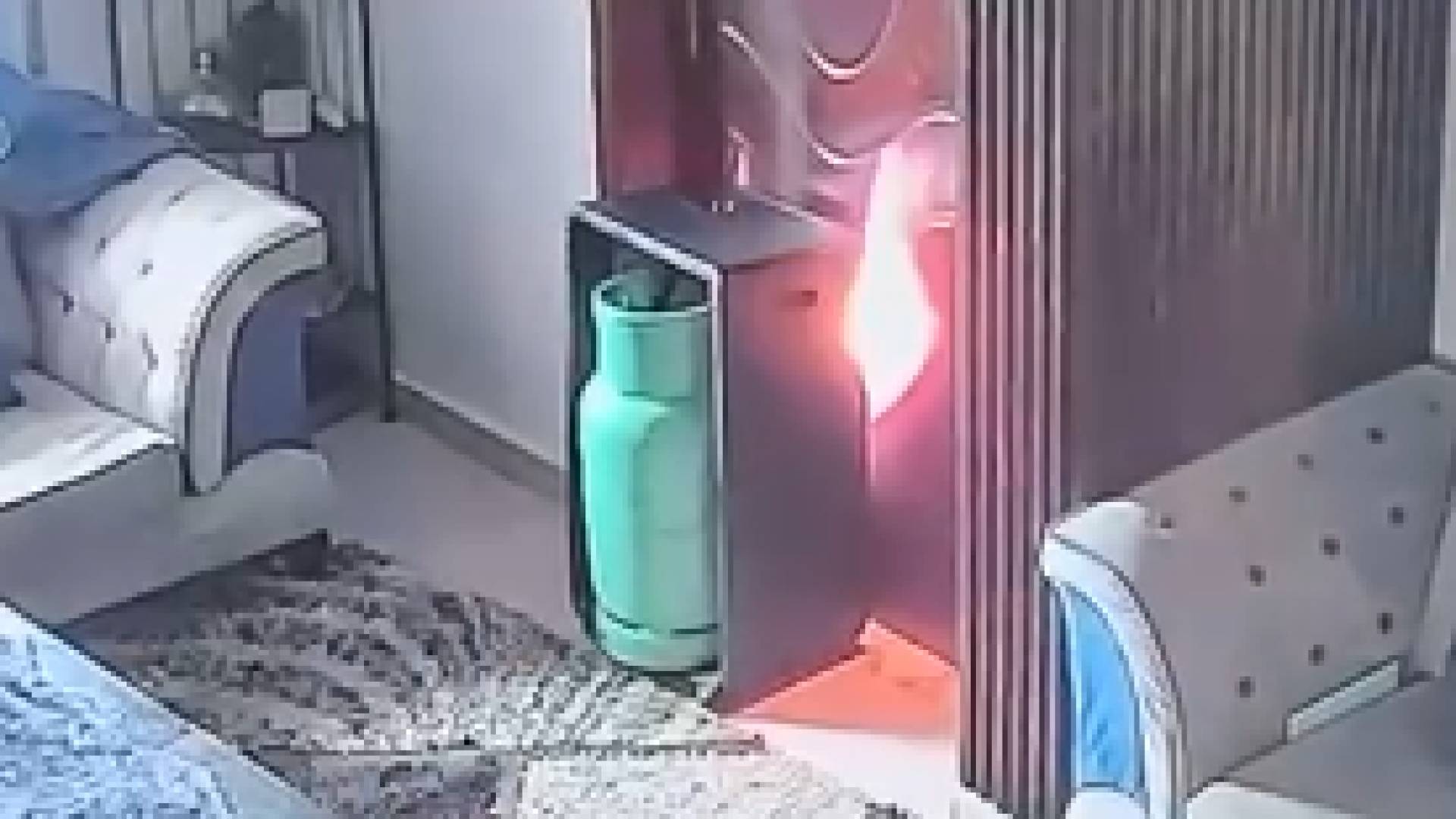 بَيْنَ بَرَاءَةِ الطِّفْلِ وَلَهيبِ "الصُّوبَة".. كَامِيرَا مَنْزِلِيَّةٌ تُوَثِّقُ "لَحَظَاتِ الرُّعْبِ" فِي جَبَلِ النَّصْرِ 