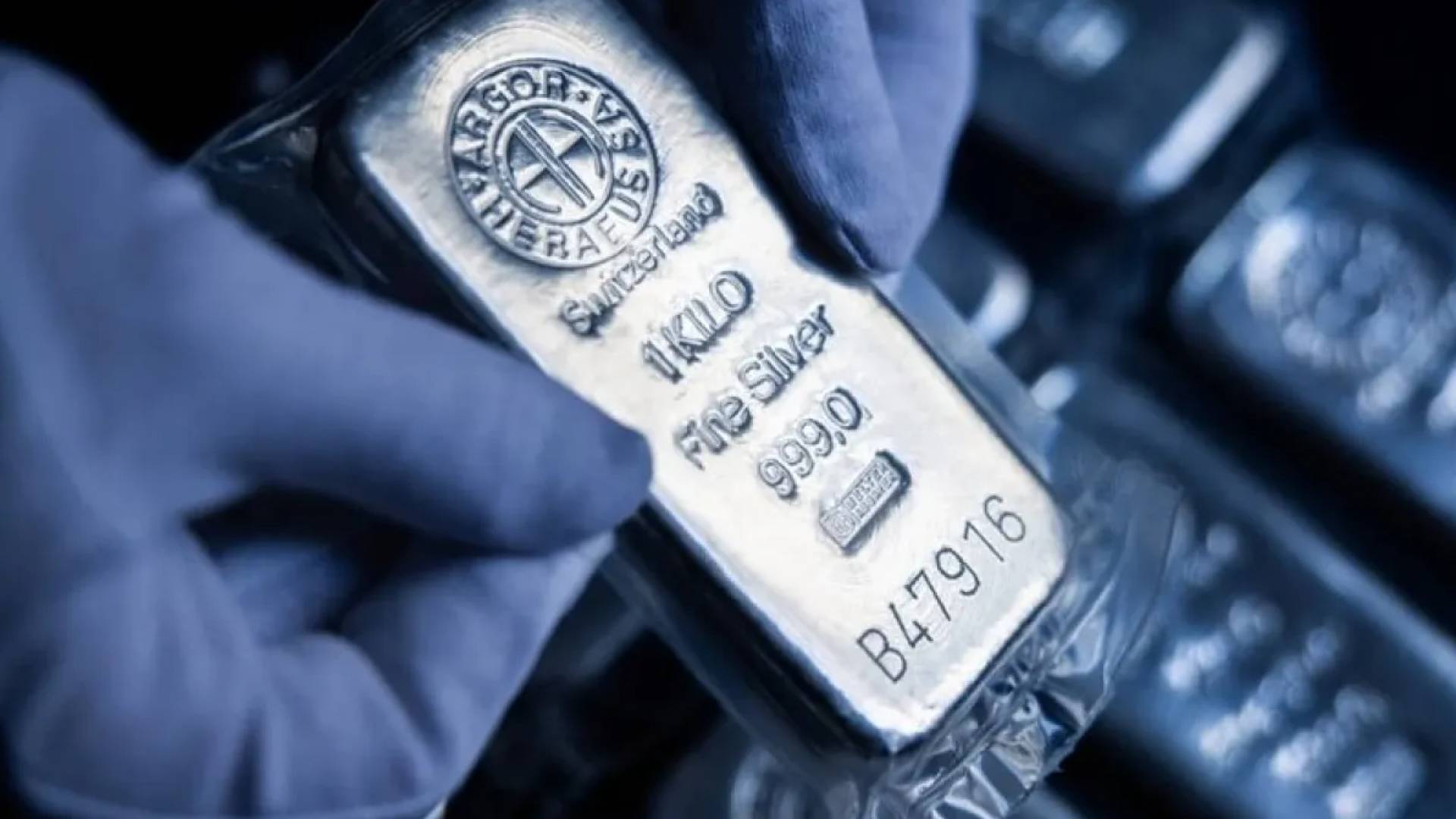 "الْمَعْدَنُ الْأَبْيَضُ" يَتَرَاجَعُ.. الْفِضَّةُ تَفْقِدُ أَكْثَرَ مِنْ 1% وَتَسْتَقِرُّ عِنْدَ 93.30 دُولَارًا 