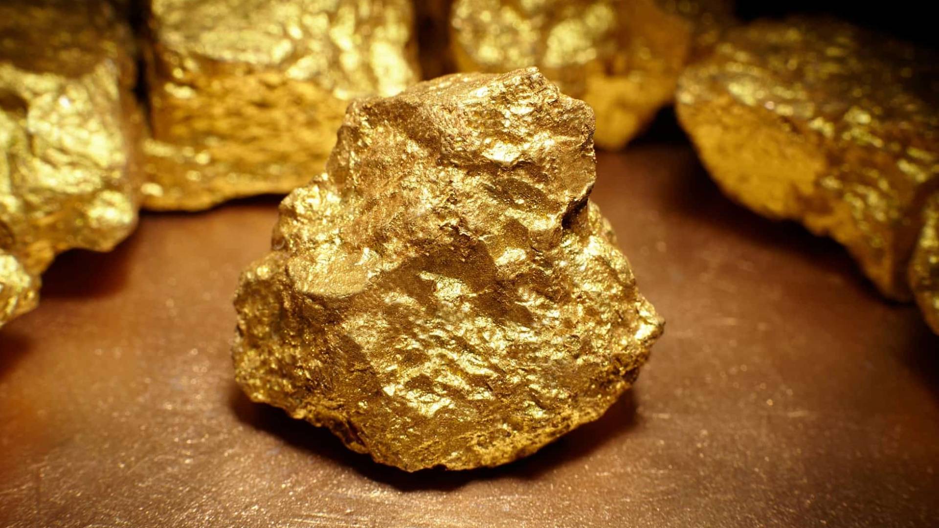 للمرة الأولى في التاريخ.. الذَّهَبُ يَكْسِرُ حَاجِزَ الـ 4,700 دُولَار.. وَتَهْدِيدَاتُ "تْرَامْب" تُشْعِلُ الْمَلَاذَاتِ 