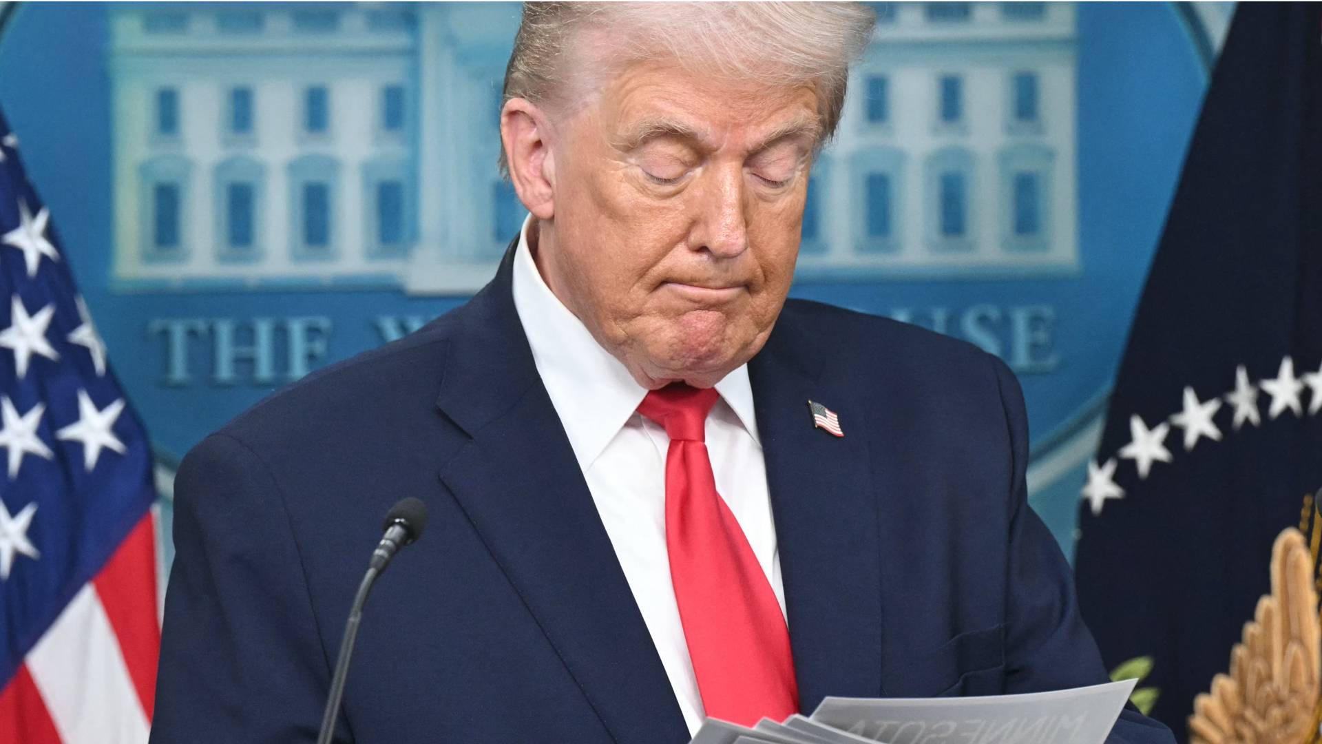 ترمب يحذر طهران من "الإعدامات الجماعية" ويبقي الخيار العسكري قائما 