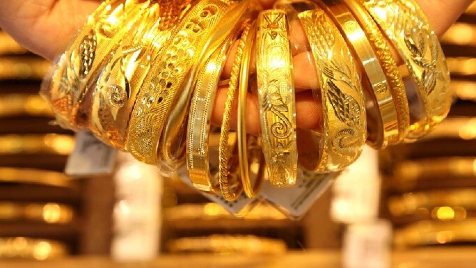 بِفِعْلِ "تَهْدِيدَاتِ تْرَامْب".. الذَّهَبُ يُسَجِّلُ إِغْلَاقًا تَارِيخِيًّا وَيَقْتَرِبُ مِنْ حَاجِزِ الـ 5 آلَافِ دُولَارٍ 