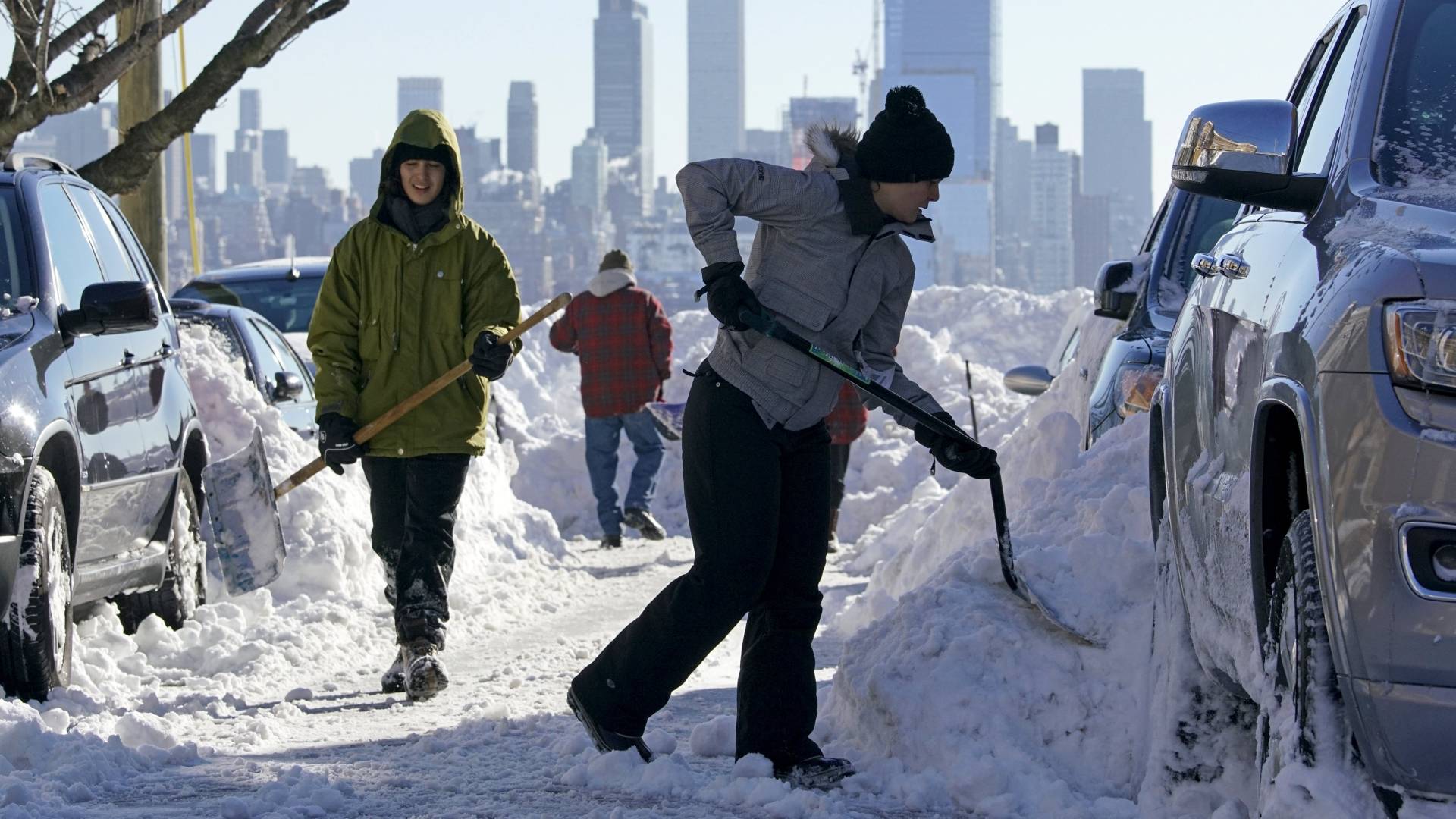 عاصفة "فيرن" تشل أمريكا.. 170 مليون شخص تحت الخطر وإلغاء 10 آلاف رحلة 