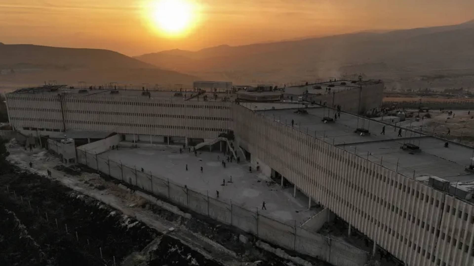 "جدار ذكي" و"سجون محصنة".. العراق يعلن إحكام قبضته على الحدود السورية وملف "داعش" #عاجل 