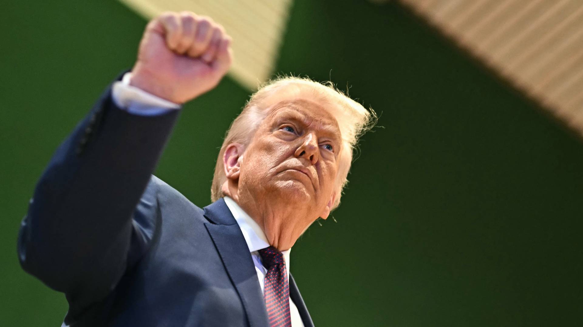 ترمب ينذر كندا: رسوم جمركية 100% فورية إذا تحولت لمنفذ للبضائع الصينية #عاجل 