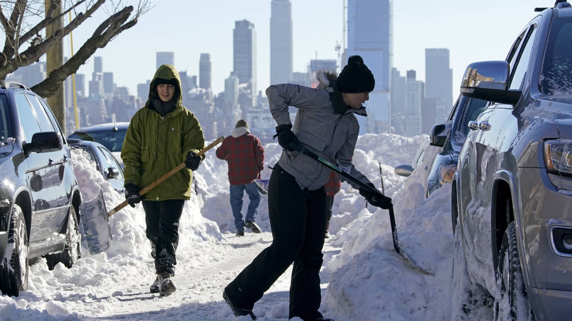 لمواجهة "عواصف تاريخية".. ترمب يعلن الطوارئ في كارولاينا الجنوبية وفيرجينيا 