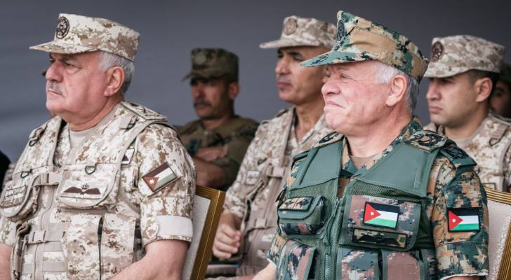 الملك عبدالله الثاني رفقة قائد الجيش اللواء الركن يوسف الحنيطي