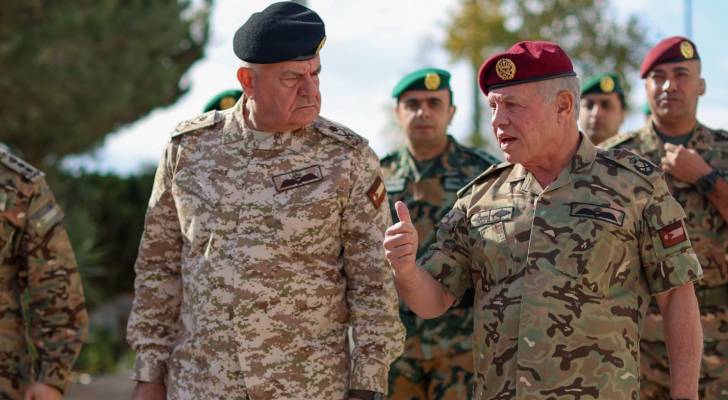 الملك عبدالله الثاني ورئيس هيئة الأركان المشتركة اللواء الركن يوسف الحنيطي