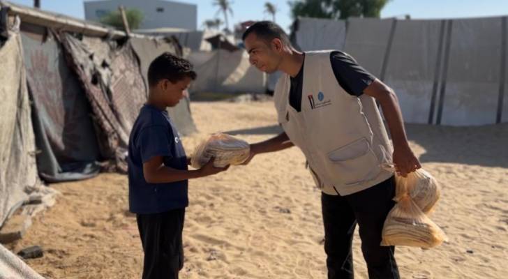توزيع الهيئة الخيرية الأردنية الهاشمية الخبز في قطاع غزة