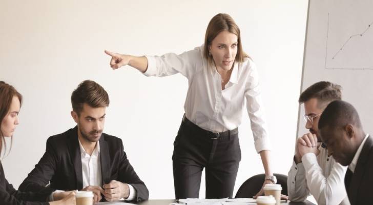 مديرة تجتمع مع موظفين