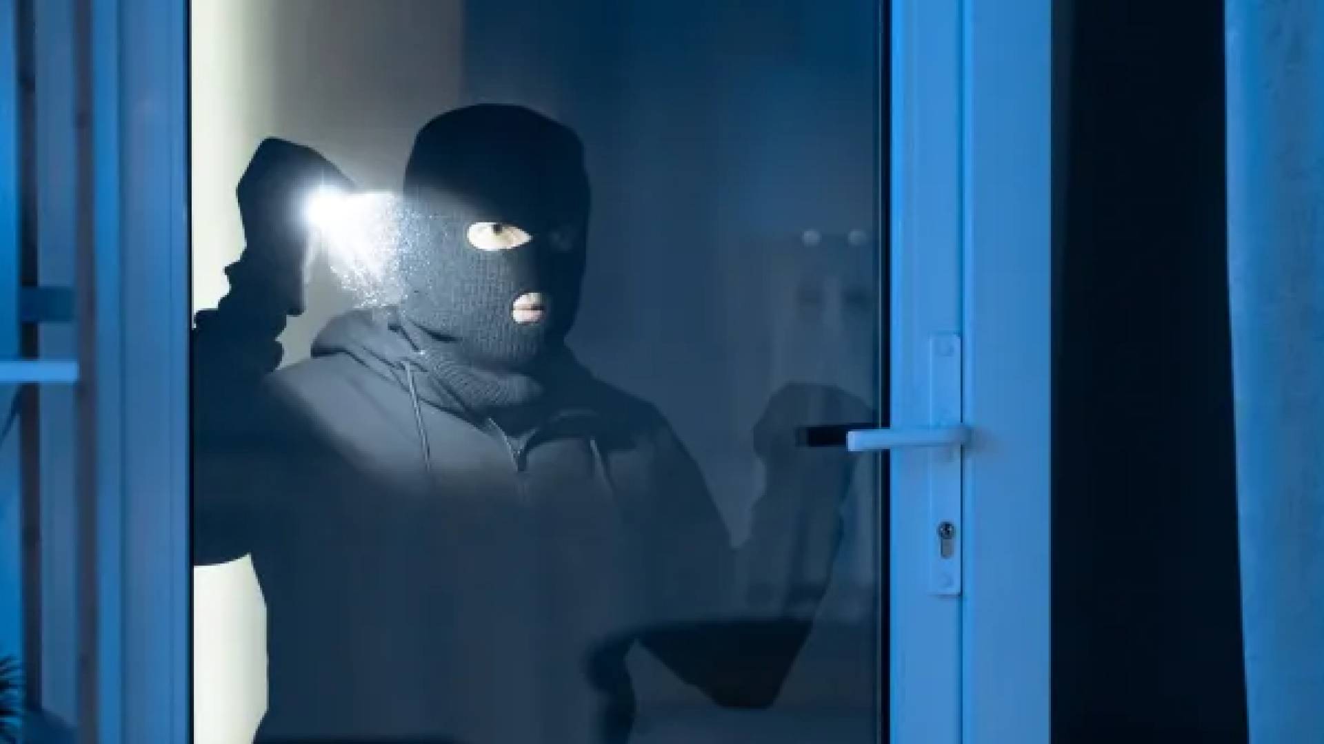 سَرِقَةُ مَحَلِّ قَهْوَةٍ فِي شَارِعِ "الْإِذَاعَةِ وَالتِّلْفِزْيُونِ" بِعَمَّانَ 