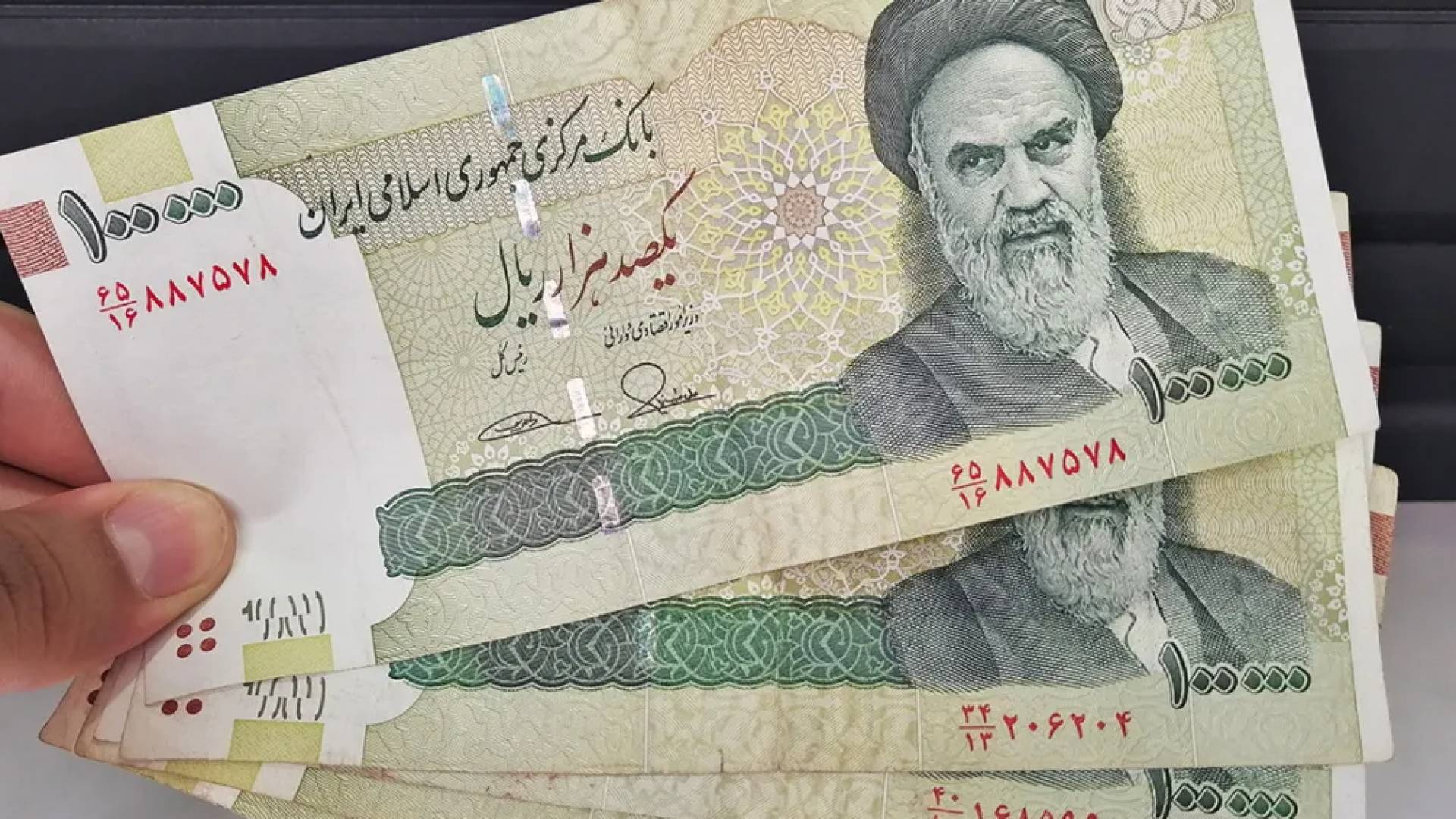 "انْهِيَارٌ تَارِيخِيٌّ".. الرِّيَالُ الْإِيرَانِيُّ يَهْوِي إِلَى 1.5 مَلْيُونٍ مُقَابِلَ الدُّولَارِ 