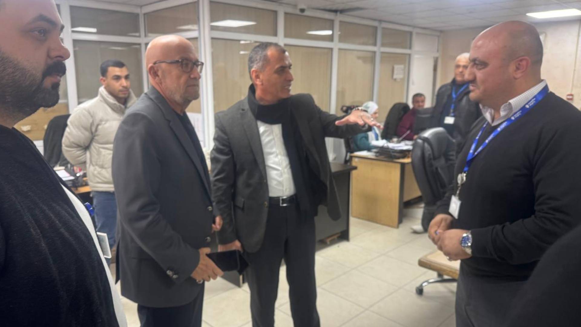 وَزِيرُ الْمِيَاهِ يَقُومُ بِزِيَارَةٍ مُفَاجِئَةٍ لِـ "مِيَاهُنَا" وَيُشَدِّدُ عَلَى كَفَاءَةِ التَّزْوِيدِ 