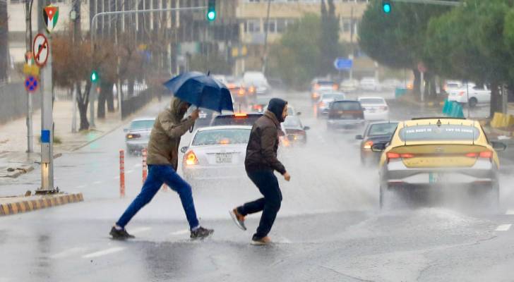 الاجواء الماطرة في شوارع عمان