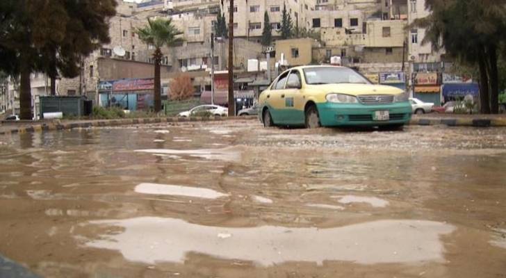 الأجواء الماطرة في شوارع عمان