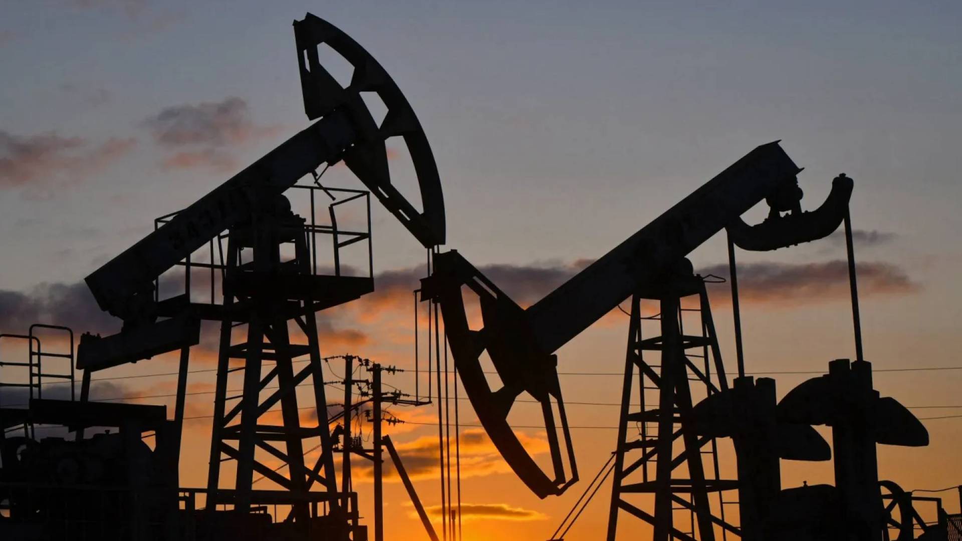 ارْتِفَاعُ أَسْعَارِ نِفْطِ "بِرِنْت" لِتَتَجَاوَزَ عَتَبَةَ 70 دُولَاراً بَعْدَ تَهْدِيدَاتٍ أَمِيرْكِيَّةٍ بِضَرْبِ إِيرَانَ 