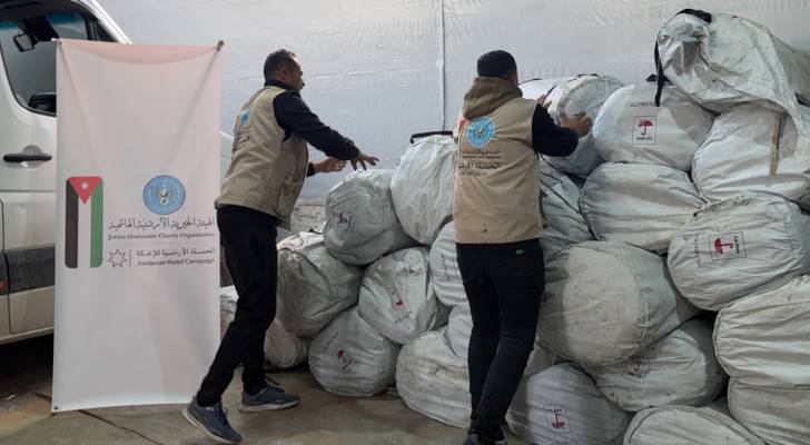 توزيع المساعدات الإنسانية على النازحين في قطاع غزة