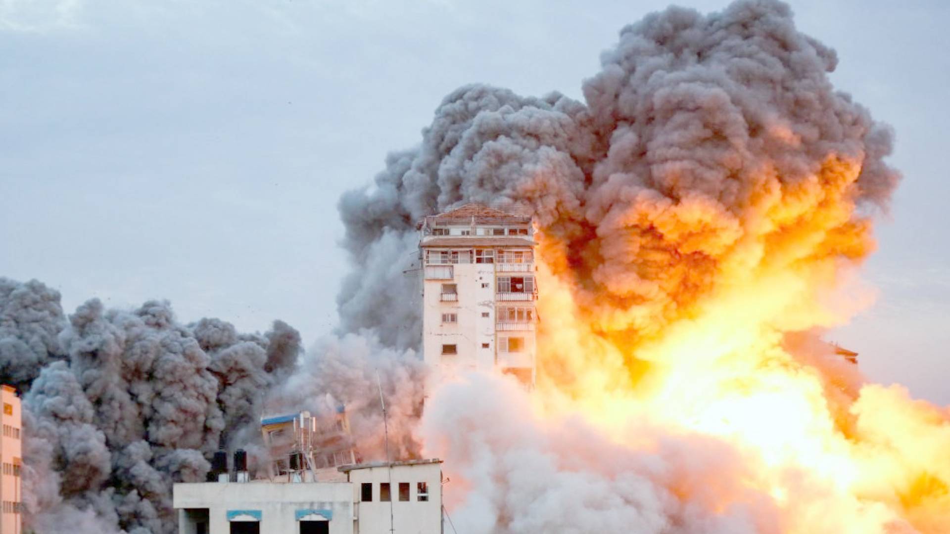 شهيدان وعدد من الإصابات جراء قصف الاحتلال مكثف على قطاع غزة 