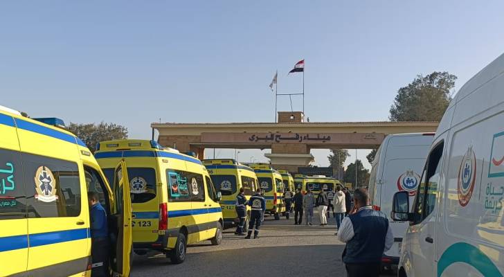 سيارات إسعاف مصرية في محيط معبر رفح
