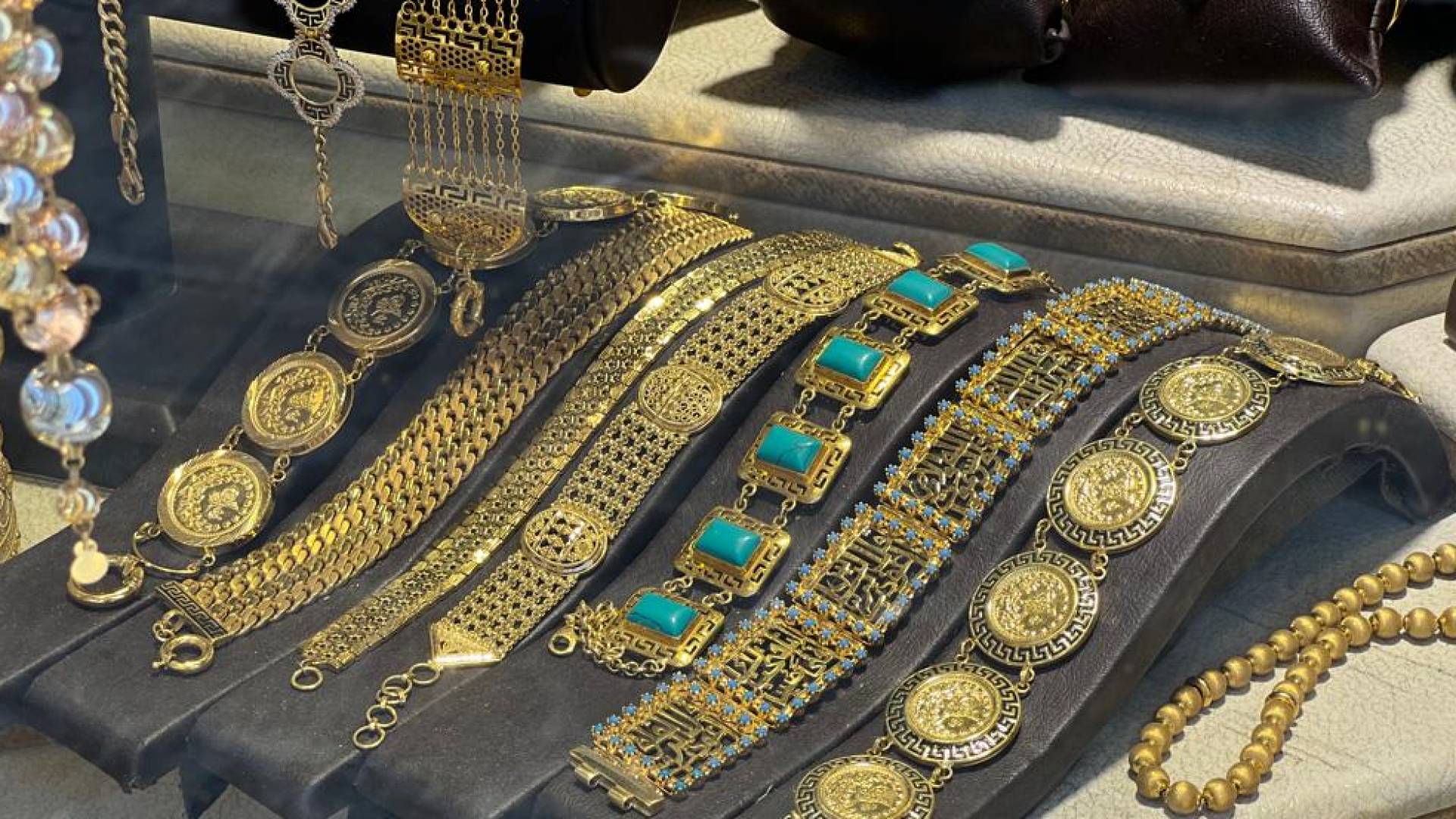 انخفاض كبير يضرب أسعار الذهب والليرات في الأردن الإثنين