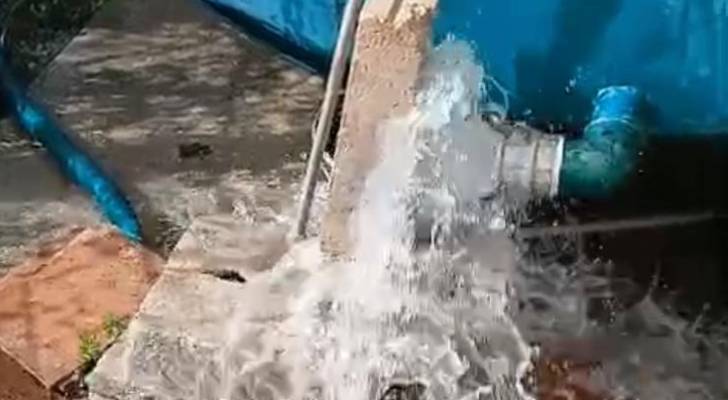 عاملين في وزارة المياه بأربد