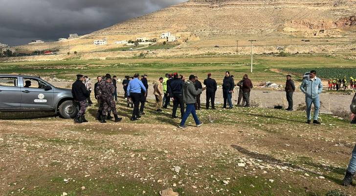 صور  العثور على جثة شخص جرفته المياه في سيل الزرقاء