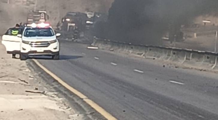 جادث تصادم حريق تريلا في طريق عمان الخلفي