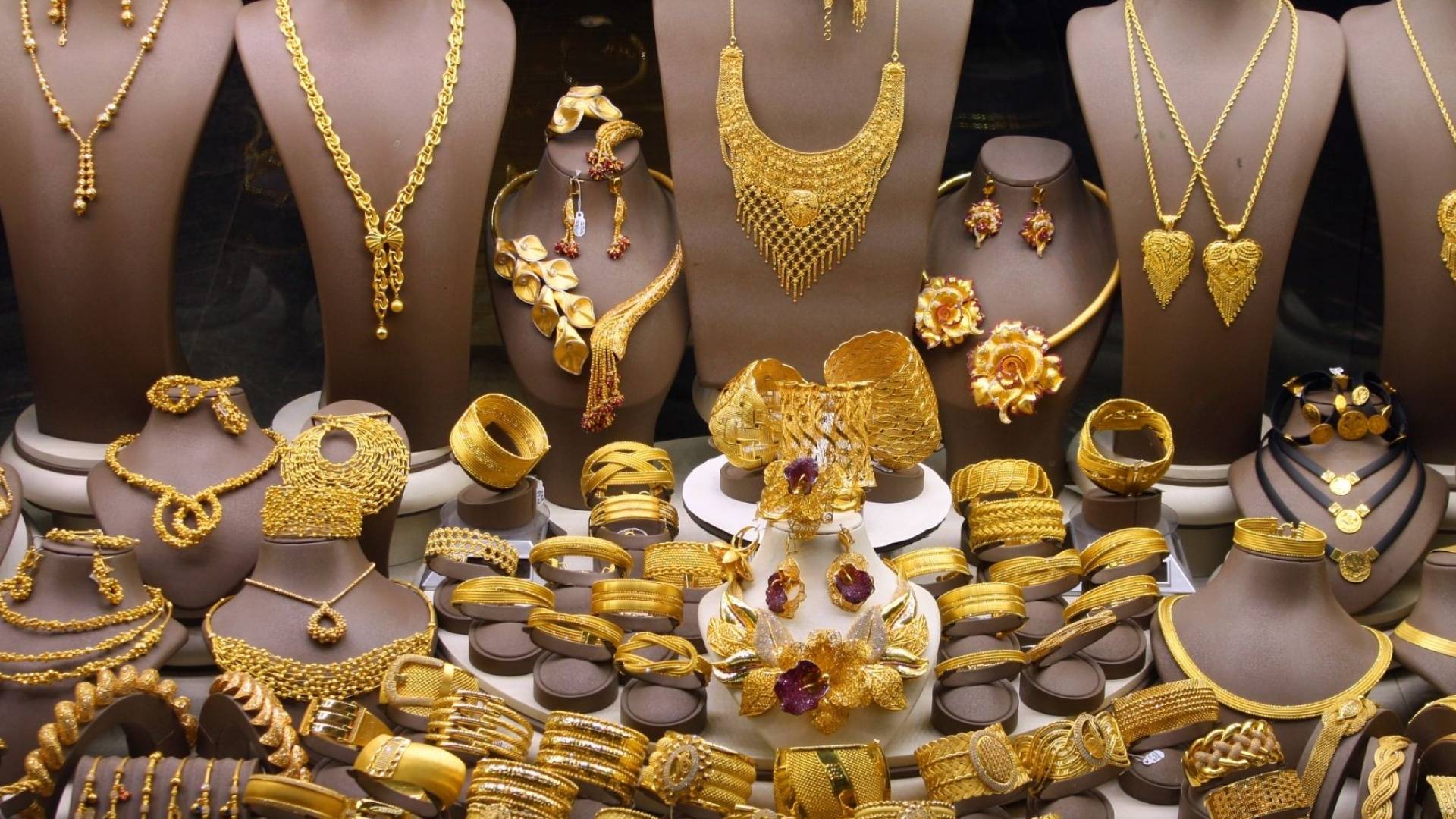 قفزة جديدة لأسعار الذهب والأونصة تقترب من 5000 دولار